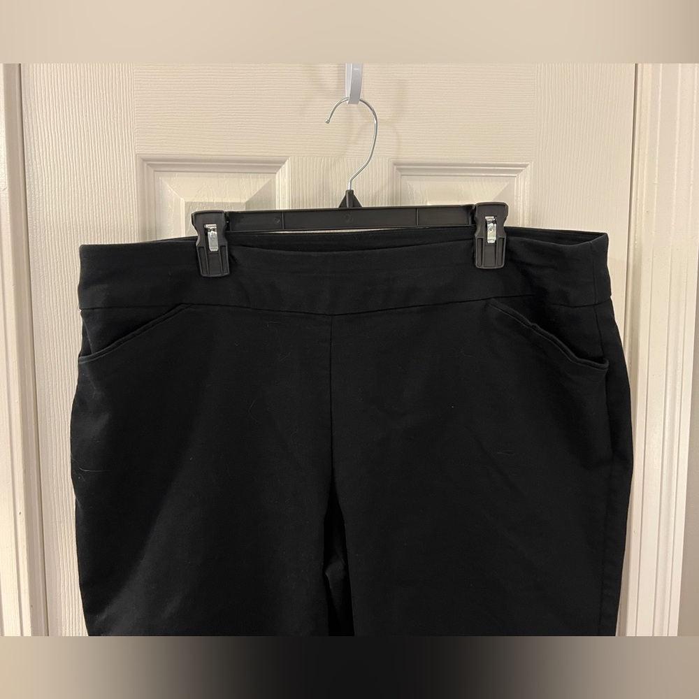 Croft and Barrow Women's Black Capri Pants - Picture 2 of 6
